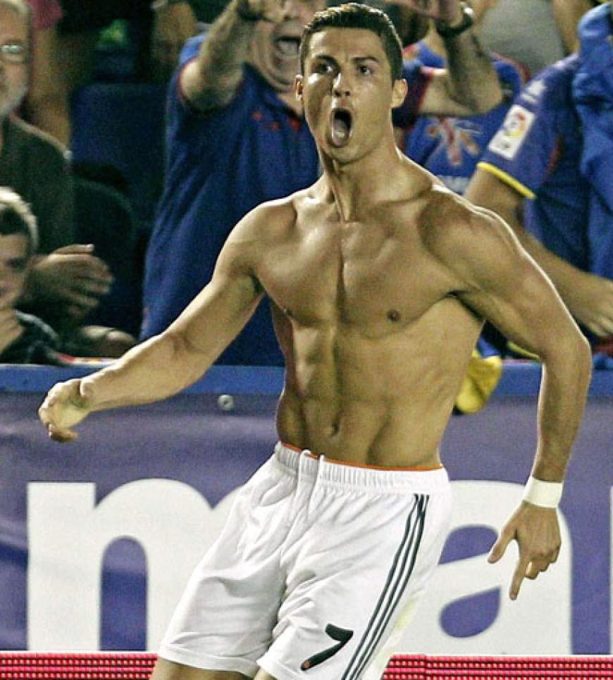 Bei der diesjährigen Fußball-Weltmeisterschaft in Brasilien gibt es für uns Mädels auch viel zu gucken. Wir haben die heißesten Sixpacks ausgepackt! Superstar, Frauenschwarm und durchtrainiert: Portugals Cristiano Ronaldo
