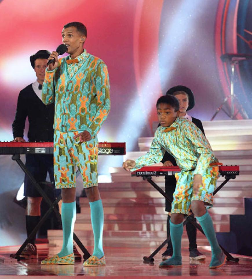 Während die Kandidaten nominieren und um den Rauswurf bangen, ist die Stimmung auf der Bühne gut. Der belgische Star Stromae tritt mit