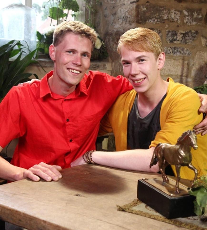 Denny hat den 21-jährigen Timo zur Hofwoche eingeladen
