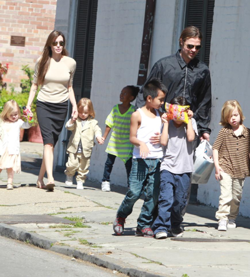 Wenn die beiden Hollywood-Stars mit ihren Kindern unterwegs sind, gleicht dies fast schon einem Klassenausflug
