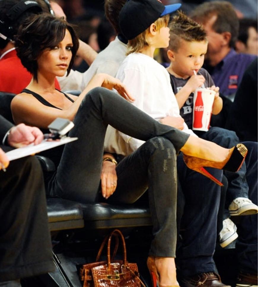 Stilecht: Selbst auf dem Basketball-Court trägt Victoria ihre atemberaubenden High Heels von Christian Louboutin