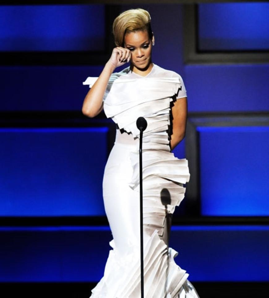Die erblondete Rihanna nahm den Award in einer glamourösen Robe von Stéphane Rolland entgegen und vergoss sogar ein paar Tränen