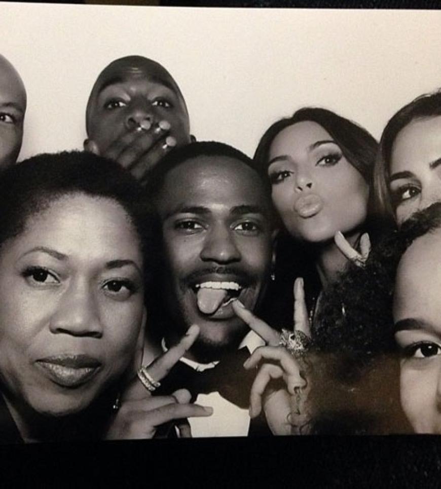 Big Sean und andere Gäste posieren mit