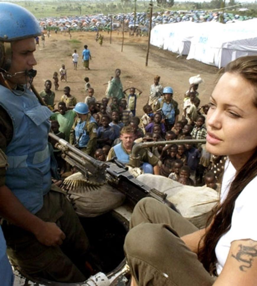 Als UN-Botschafterin besucht sie am 15.9.2003 in Begleitung von Soldaten der UN-Friedenstruppe heimatlos gewordene Kinder in einem Flüchtlingslager bei Bunia in Kongo