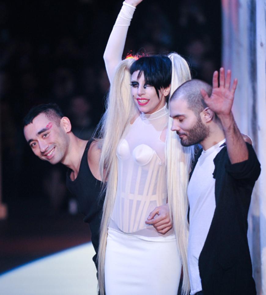 Sie liebt es sich als Kunstfigur zu inszenieren - wie passend, dachte sich Thierry Mugler Art Director Nicola Formichetti (ehemals GaGas Stylist), um die erste Frauenkollektion zu präsentieren 