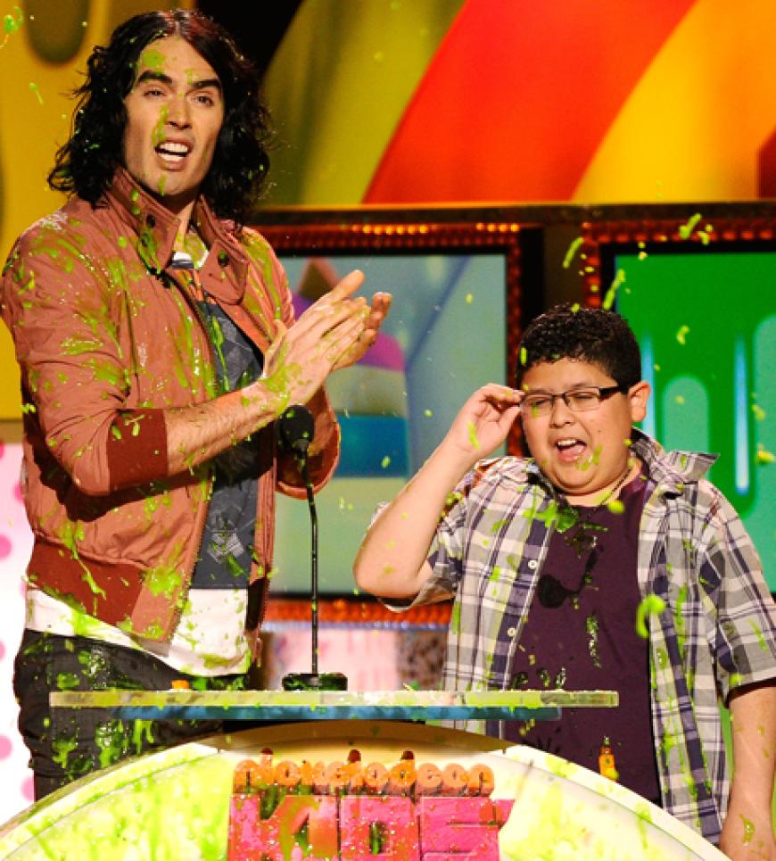 Auch Katy Perrys Ehemann Russell Brand blieb der Glibber nicht erspart: Er wurde gemeinsam mit Rico Rodriguez eingeschleimt