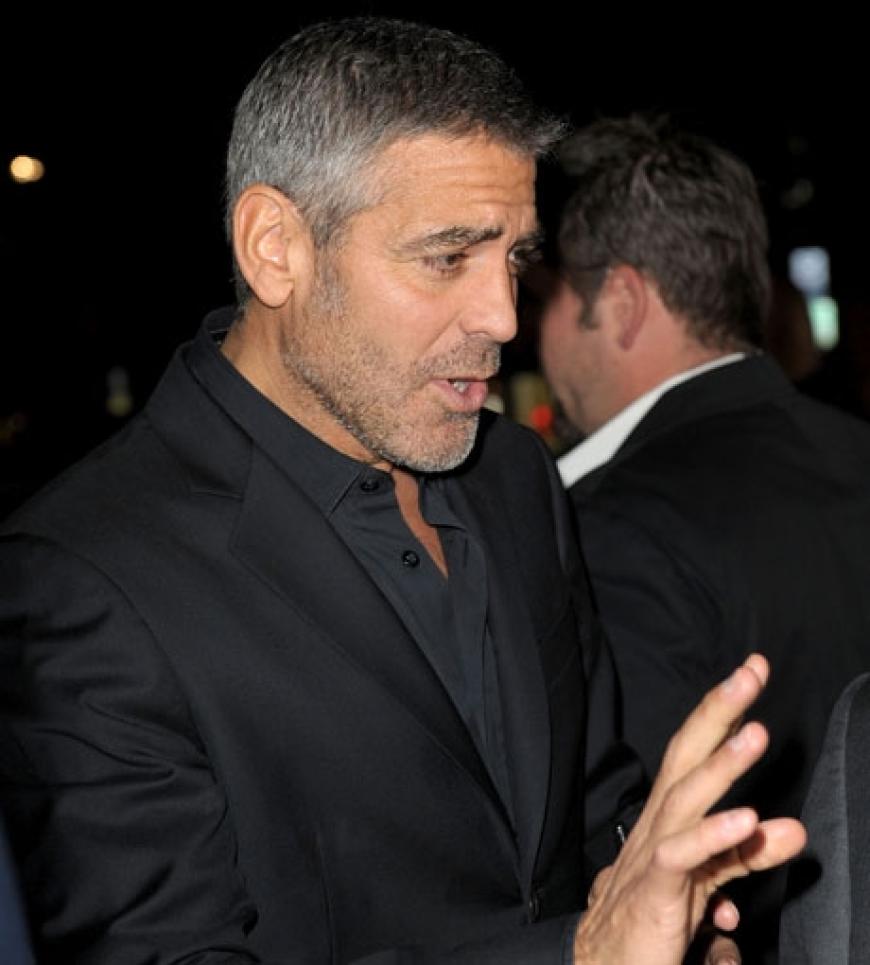Keinen Kommentar zu den bösen Gerüchten. George Clooney und Elisabetta Canalis hielten sich demonstrativ im Arm