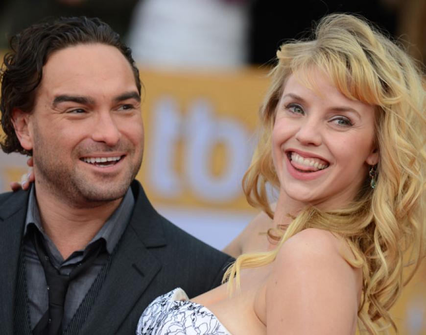 Inzwischen ist Johnny Galecki mit einer anderen Blondine liiert. Hier strahlt das Paar auf dem roten Teppich einer Veranstaltung