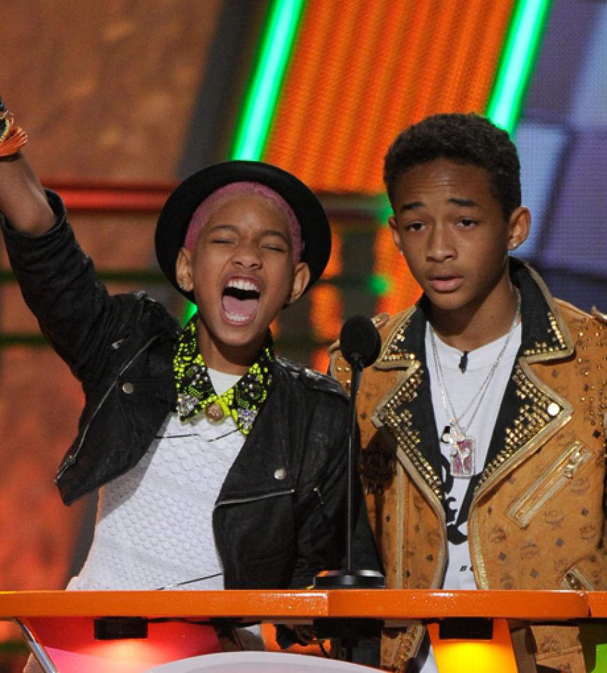 Willow Smith und ihr Bruder Jaden dürfen einen Award an ihren Kumpel Justin Bieber überreichen