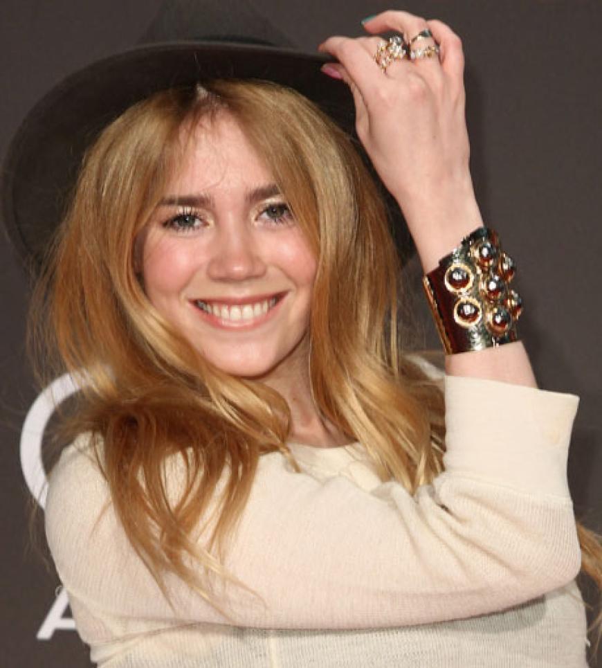 Palina Rojinski gut gelaunt mit Hut