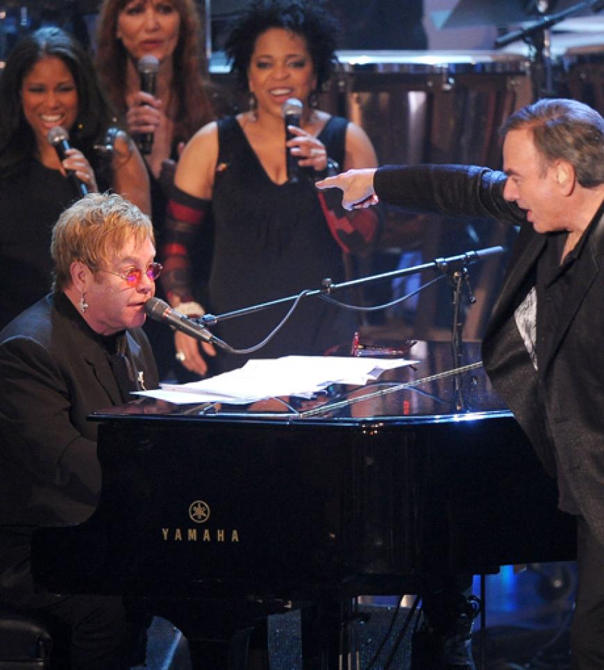 Begleitet wird er von Freund und Kollegen Elton John am Flügel