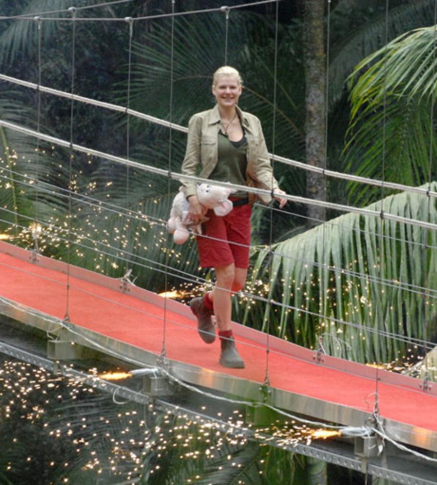 Der Gang in die Freiheit: Melanie Müller verlässt als letzte Promi-Kandidatin das Dschungelcamp. Larissa Marolt und Jochen Bendel schafften es auf Platz 2 und 3
