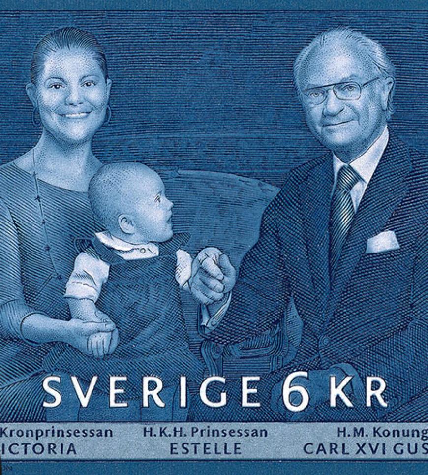 Kronprinzessin Victoria, 36, Prinzessin Estelle, 18 Monate, und König Carl Gustaf kann man sich jetzt für sechs Schwedische Kronen (ca. 70 Cent) nach Hause oder auf den Brief holen. Anlässlich des 40. Thronjubiläums von König Carl Gustaf hat das schwedische Königshaus drei neue Sechs-Kronen-Briefmarken herausgegeben.