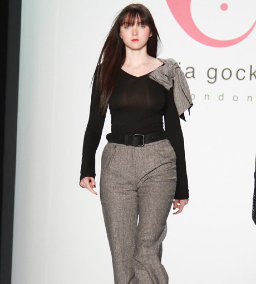 Das Model ist nicht grade für ihre superschlanken Modelmaße bekannt - dennoch hat sie schon mit den ganz Großen Labels und Designern zusammen gearbeitet