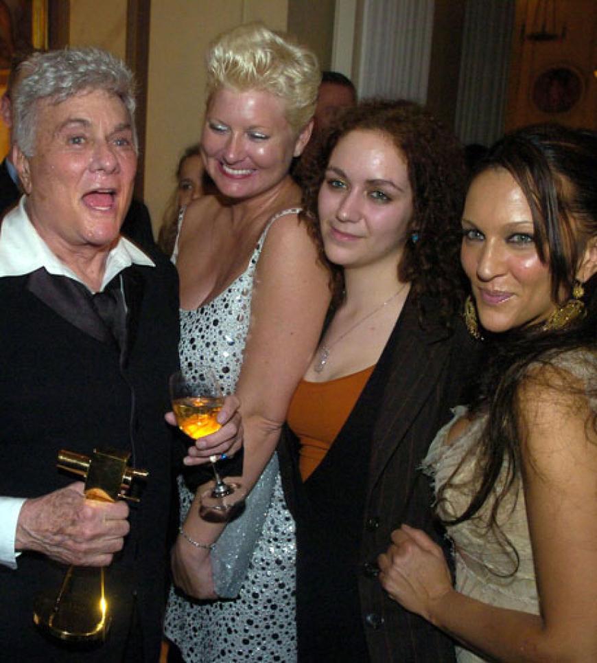 2004 bei der Verleihung der Goldenen Kamera mit ihrem verstorbenen Vater Tony Curtis