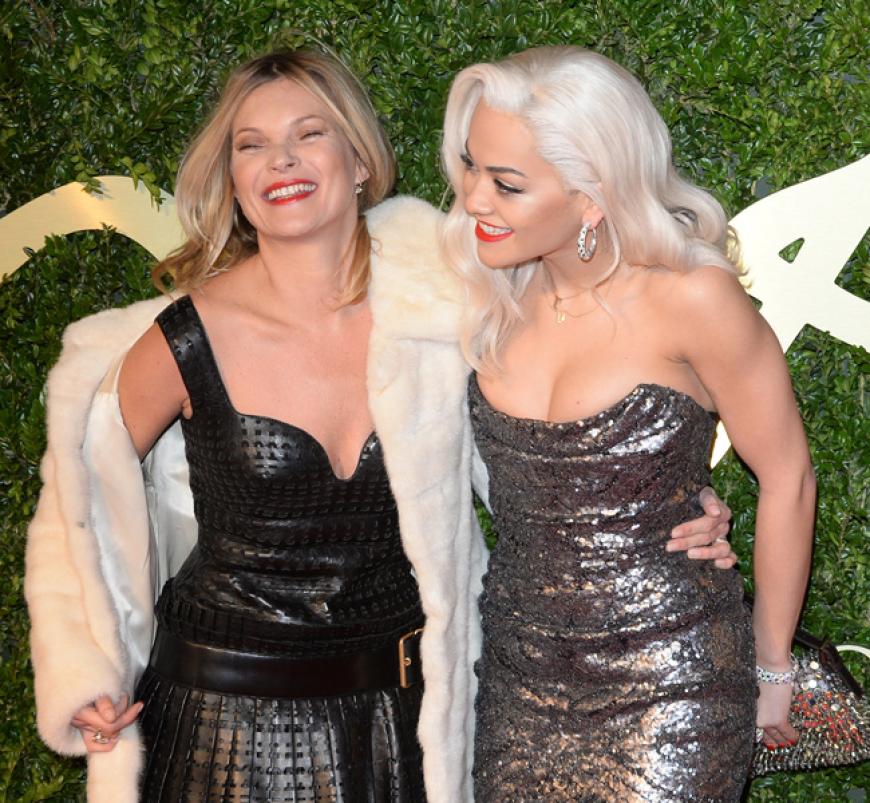 Kate Moss und Rita Ora hatten sichtlich Spaß auf dem roten Teppich