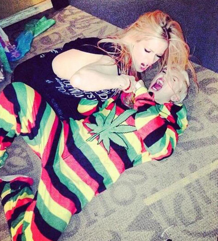 Autsch! Auf diesem Bild scheinen sich Avril Lavigne und Miley Cyrus zu prügeln, doch..