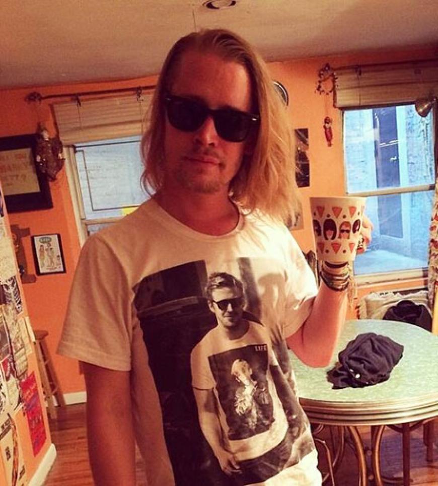Macaulay trägt ein Shirt mit Ryan Gosling, der Culkin trägt...