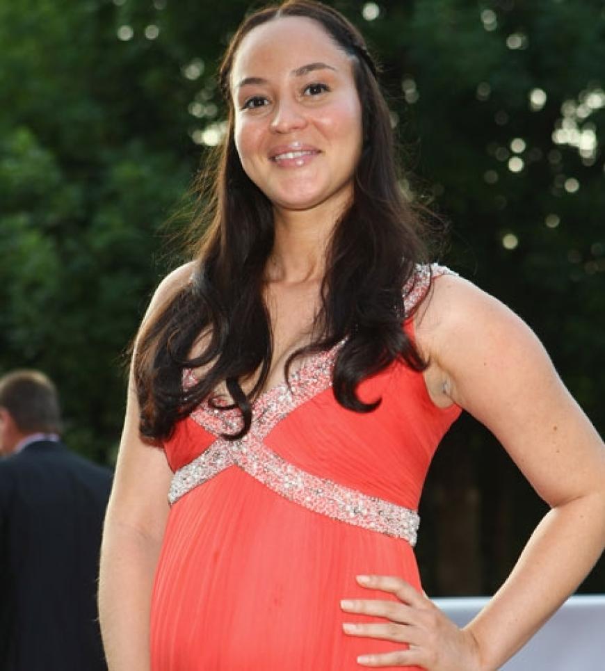 Heydi Nunez Gomez streichelt ihren Baby-Bauch