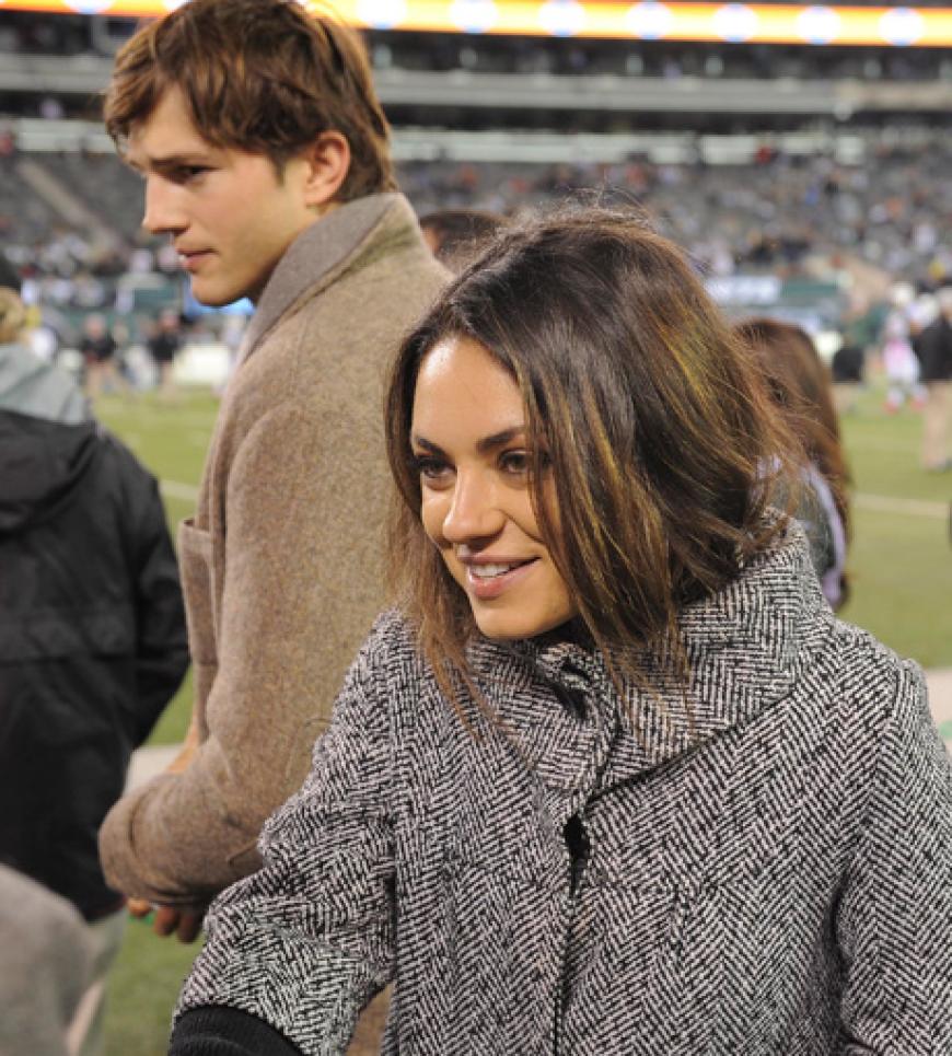 Noch etwas distanziert, aber ganz fröhlich gaben Mila Kunis und Ashton Kutcher kurze Interviews
