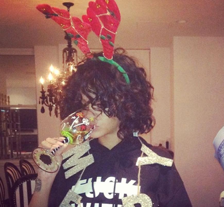 Sängerin Rihanna trinkt Einen auf die Feiertage