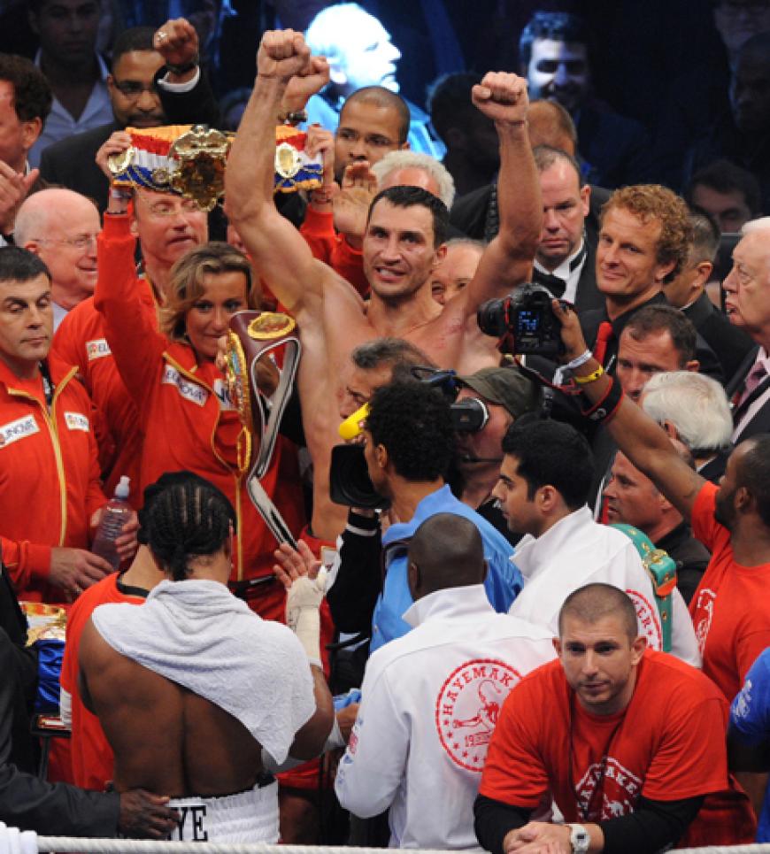 Doch am Ende riss wieder einmal Wladimir Klitschko die Hände hoch. Nach 12 Runden siegte er deutlich nach Punkten