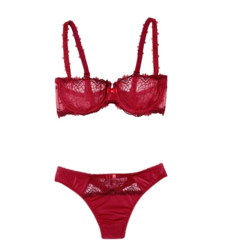 Das Besondere: Die satten Farben
schmeicheln dunkel´haarigen genauso wie blonden Frauen!
Mit Spitzeneinsätzen von Chantelle, BH ca. 65 Euro, Slip ca. 30 Euro