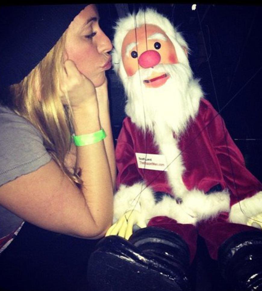 Sängerin Cat Deeley auf Kuschelkurs mit Santa