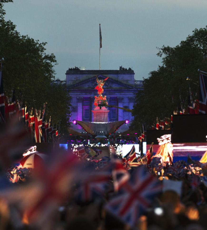 Rund um den Buckingham Palast wurde gefeiert - tausende Zuschauer ehrten die Queen zu ihrem 60. Thronjubiläum