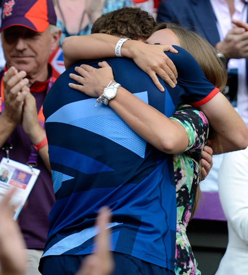 Erleichterung, Emotionen und eine dicke Umarmung: Andy Murray gewinnt das Tennisfinale gegen Roger Federer. Seine Freundin Kim Sears ist außer sich vor Freude