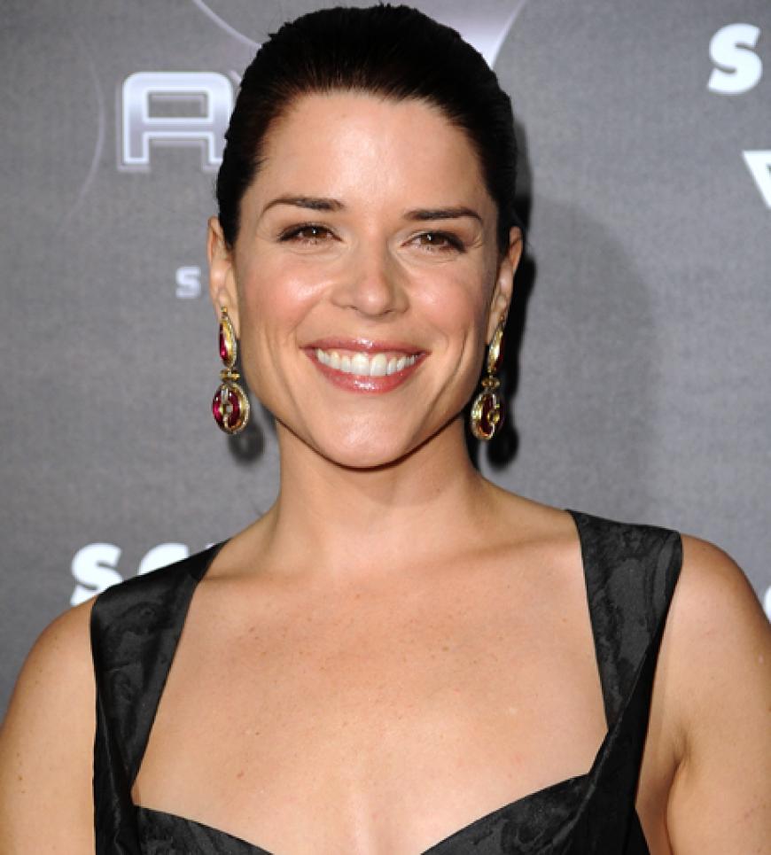 Gute 15 Jahre nachdem Neve Campbell zum ersten Mal vor der weißen Scream-Maske des Schlitzers davonlief, kommt jetzt der vierte Teil der Grusel-Reihe in die Kinos