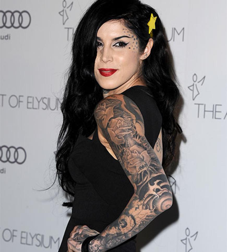 Kat von D. mit ihren zu tattoowierten Armen