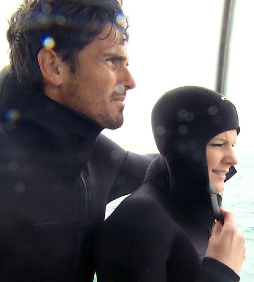 Gleich ist es soweit! Jan und Melanie werden zu den Haien ins Wasser steigen