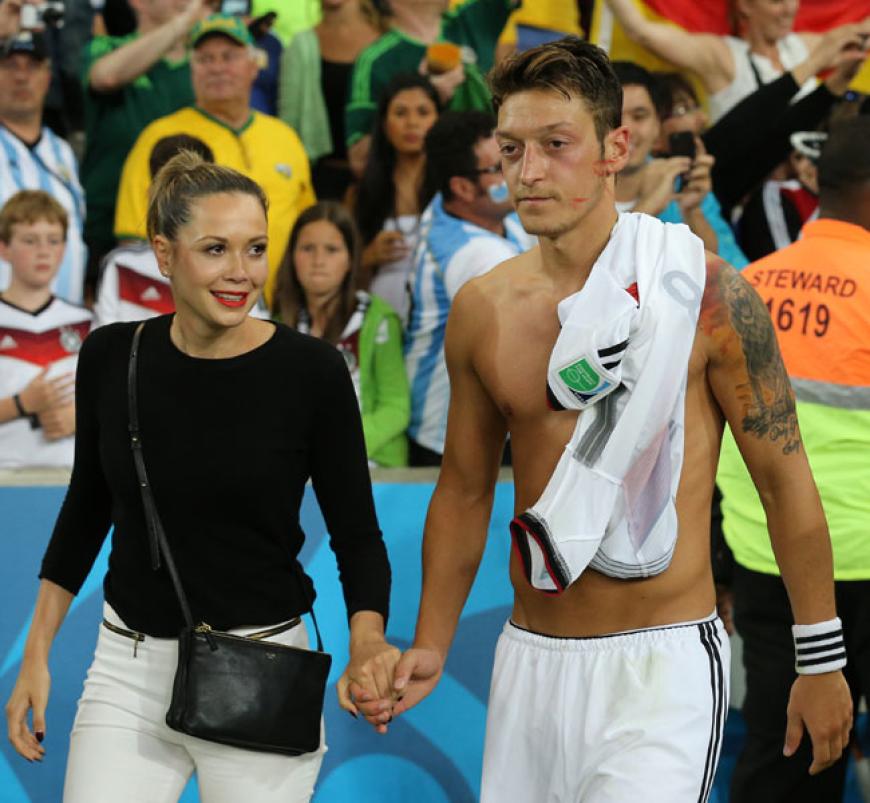 Apropos Hochzeit! Was machen eigentlich Mandy Capristo und Mesut Özil? Mesut hat da verdächtige rote Spuren im Gesicht und Mandy roten Lippenstift...na, wenn da nicht jemand abgeknutscht wurde!