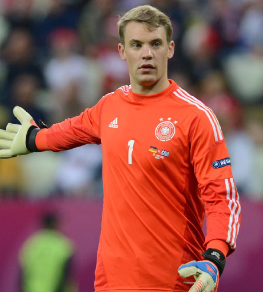 Unsere Nummer 1 auf dem Spielfeld - und auch bei vielen Frauen. Manuel Neuer ist der Held im Tor und hat mit seinem charmanten Lächeln die Sympathien auf seiner Seite