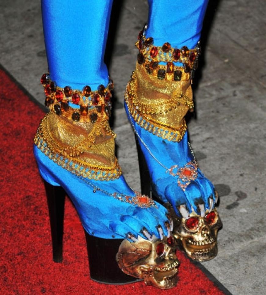 Heidi achtet auf Details: Ihre Schuhe runden das Outfit perfekt ab