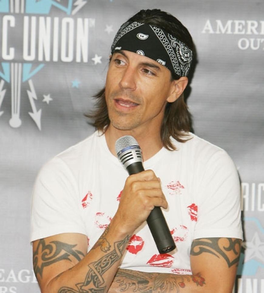 Anthony Kiedis, Frontmann der Red Hot Chili Peppers, fühlt sich in seiner Vaterrolle offenbar richtig wohl und ist so begeistert von seinem Kleinen, dass er ihn Everly Bear nennt