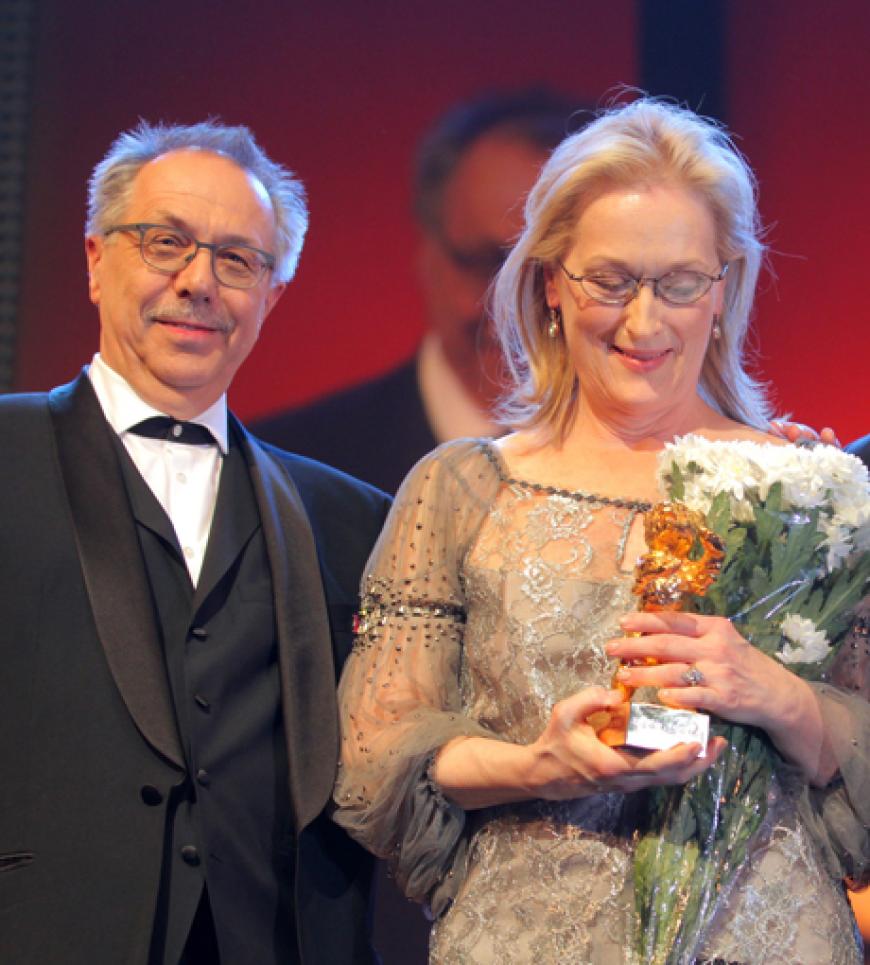 Sichtlich stolz blickt sie auf ihren Ehrenbären