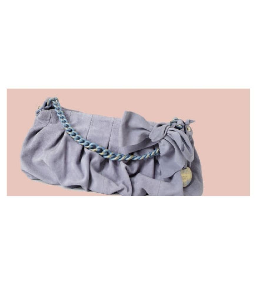 An der Kette:
Tasche aus Veloursleder mit Schleifendetail von Patrizia Pepe, ca. 390 Euro