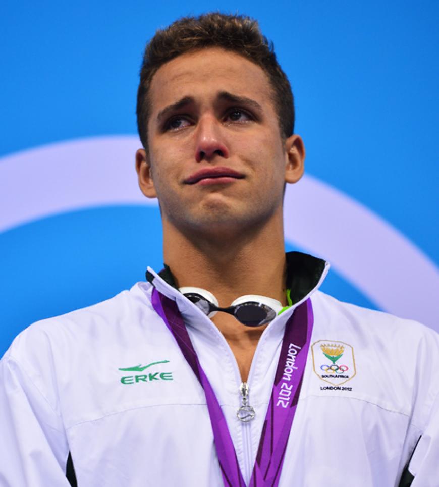 Bei der Siegerehrung bricht der Schwimm-Newcomer in Tränen aus. Ein bewegender Moment bei Olympia