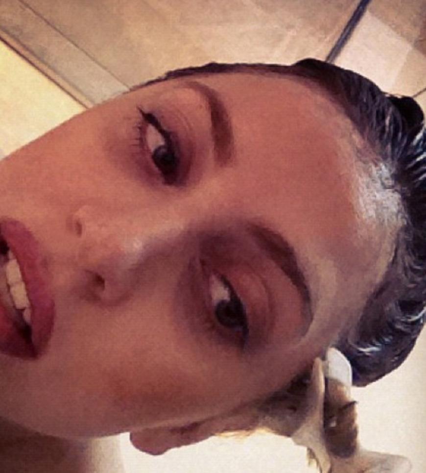 Lady Gaga postet auf Twitter wie sie ihre Haare färbt, diesmal entscheidet sie sich für braun