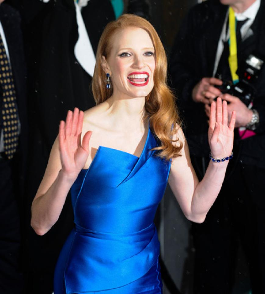 Jessica Chastain hebt entwaffnend die Hände. Dabei hat die Schauspielerin alles richtig gemacht: Das satte Blau ihres Kleides lässt ihre rote Mähne leuchten. Damit geht sie allem Ärger mit der Fashion-Police aus dem Weg.