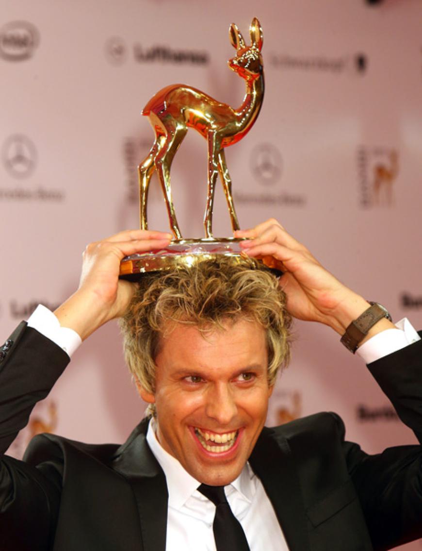 Sascha Grammel ist der beste Comedian und alberte mit seiner Trophäe herum