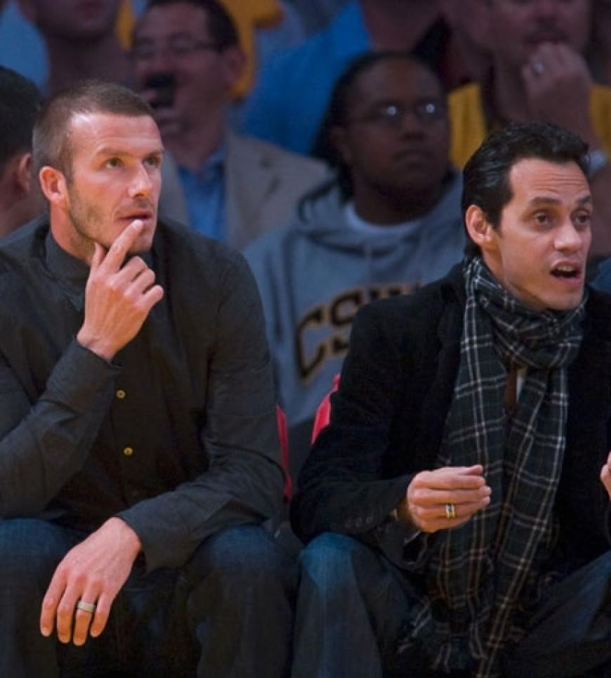 Fußball-Star David Beckham und Marc Anthony, der Mann von Jennifer Lopez sind an diesem Tag lieber Zuschauer: Sie verfolgen zusammen ein Spiel der L.A. Lakers