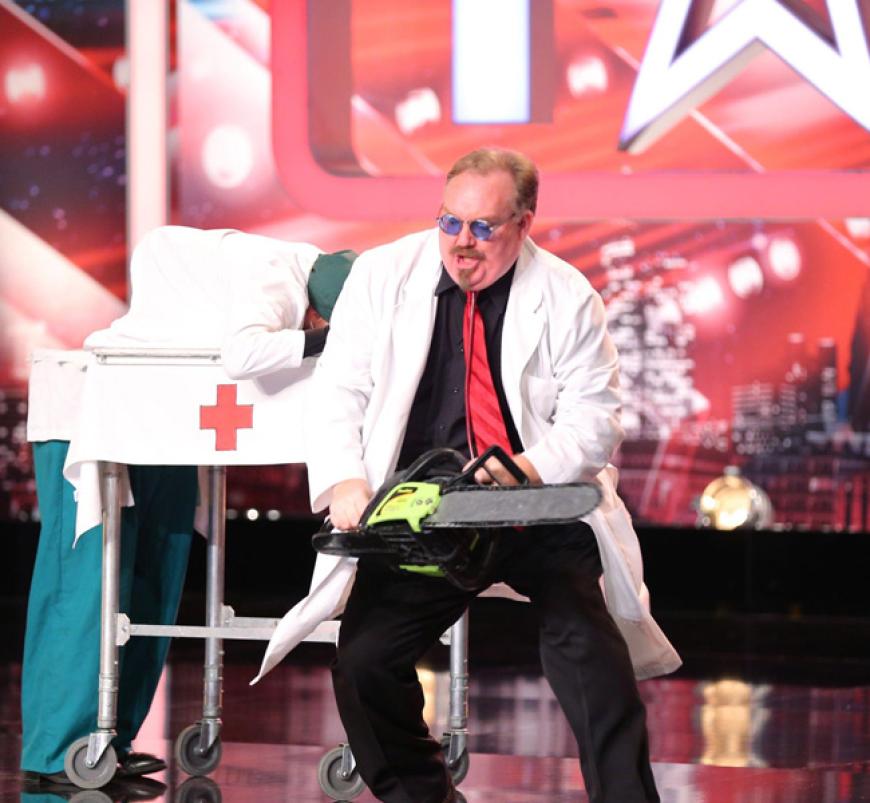 Magier Kevin James vollführt bizarre Kunststücke auf der Bühne, die die Jury mit Weiterkommen belohnt