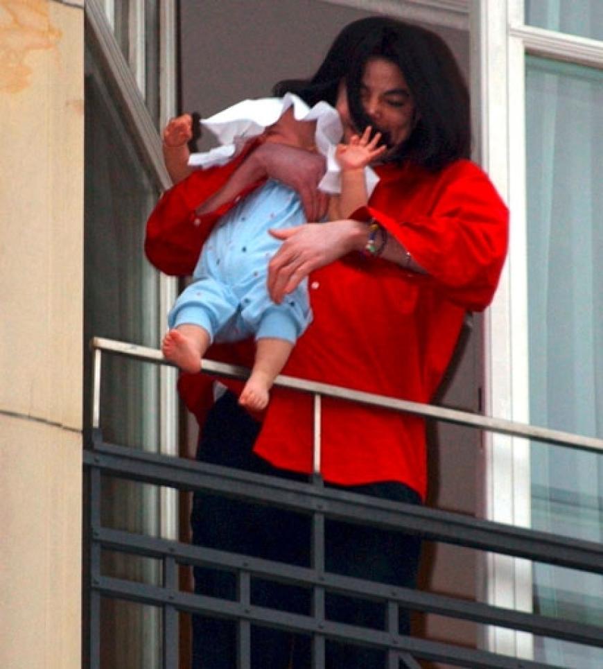 2002 erblickt sein zweiter Sohn das Licht der Welt - seine Mutter ist bis heute unbekannt. Im gleichen Jahr besucht Michael mit dem Kind Berlin - und hält es aus dem Fenster des Hotels Adlon