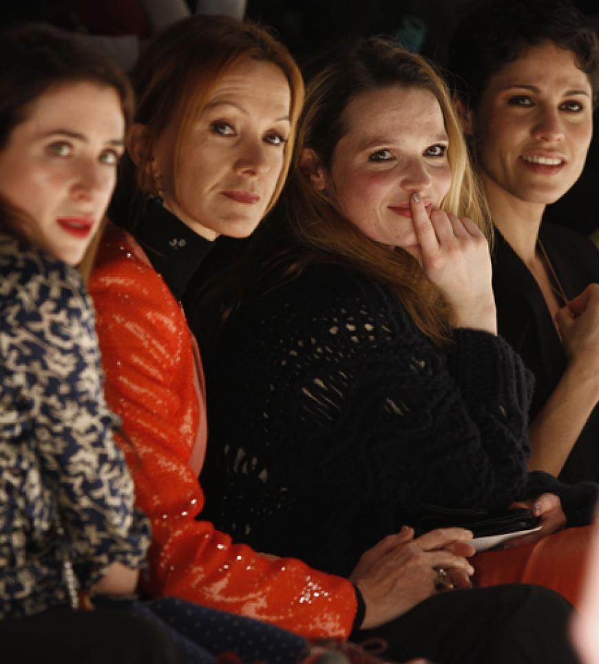 Da wird ganz genau hingeschaut: Bibiana Beglau, Katja Flint, Karoline Herfurth und Jasmin Gerat in der Frontrow bei Alexandra Kiesel