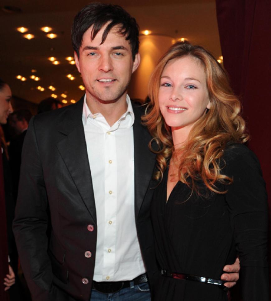 Star-Tenor Tobey Wilson posiert mit Sara Klima, Sängerin der Band