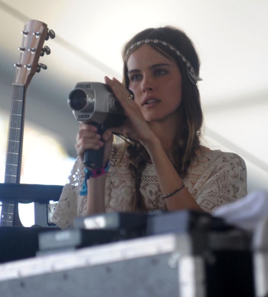 Isabel Lucas hält das Festival-Flair mit der eigenen Kamera fest