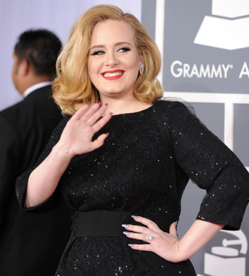Endlich wieder da! Nach einer Stimmband-OP zeigte sich die britische Soulsängerin Adele erstmals wieder bei den Grammys in der Öffentlichkeit